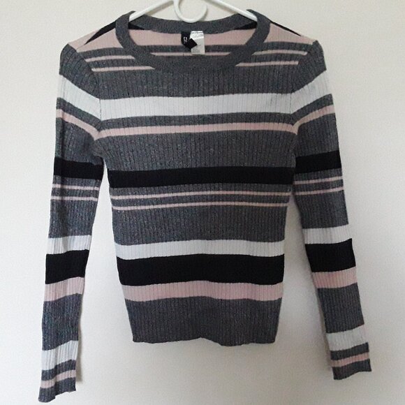 Women's Divided H&M Size Small Beautiful Long Sleeve Sweater - Picture 1 of 4